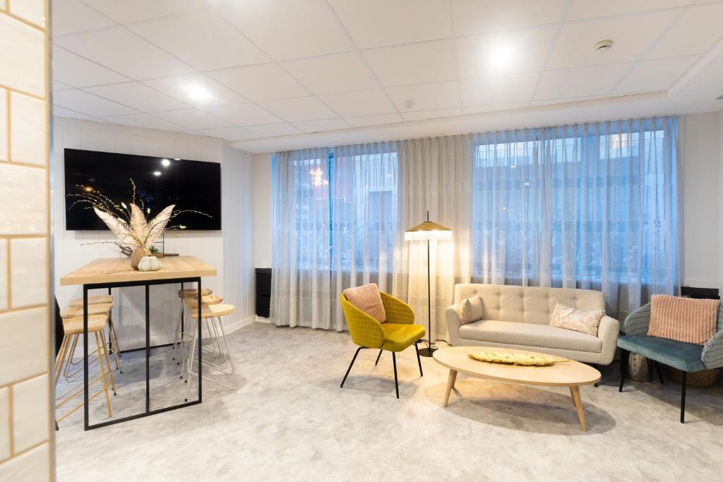 TV a/nebo společenská místnost v ubytování Garner Hotel Cologne - Engelbertz by IHG