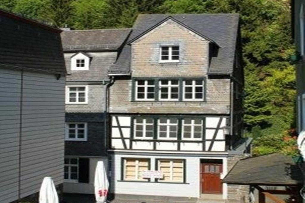 ein großes Schwarz-Weiß-Haus mit in der Unterkunft Maison Riviére in Monschau