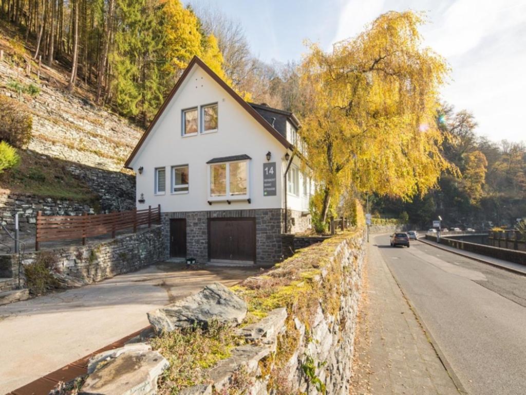 una casa bianca sul ciglio di una strada di Zur Altstadt 1 a Monschau