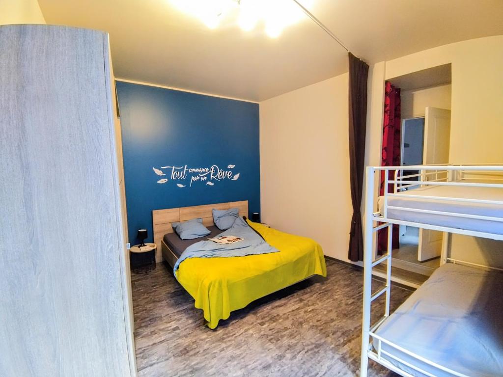 ミヨーにあるL'appart Millauのベッドルーム1室(ベッド1台、二段ベッド1組付)