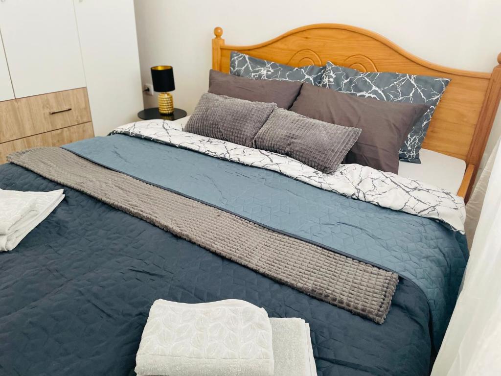 1 cama grande con edredón y almohadas azules en Apartman Victor, en Sarajevo