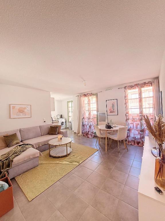 un salon avec un canapé et une table dans l'établissement Best Apart-Nice Port-Balcony, à Nice