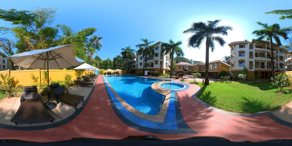 Bazén v ubytování Goa Villagio Resort & Spa - A Unit of IHM, 10 Min Walk from Beach nebo v jeho okolí
