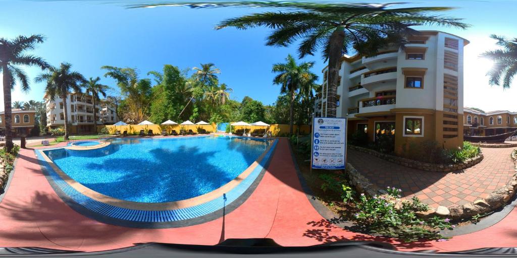 Bazén v ubytování Goa Villagio Resort & Spa - A Unit of IHM, 10 Min Walk from Beach nebo v jeho okolí