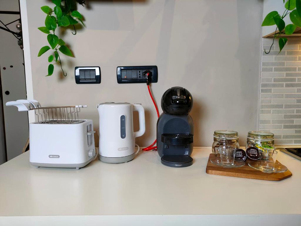 un piano di lavoro con macchinetta del caffè e frullatore di Elegant Smart Suite with Free Parking a Torino