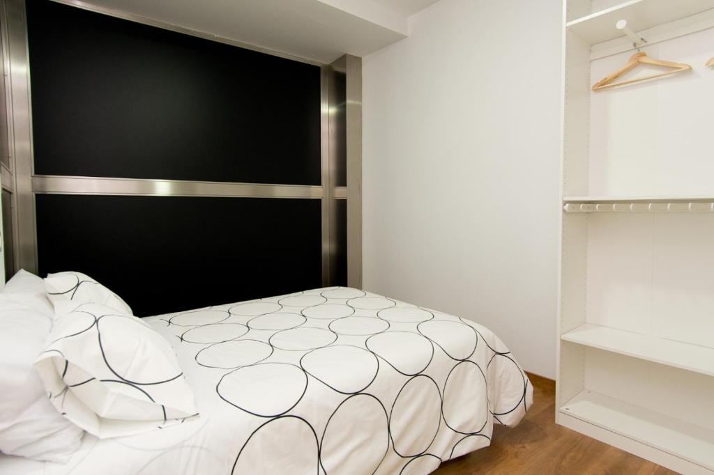 Postel nebo postele na pokoji v ubytování Apartments Center Madrid