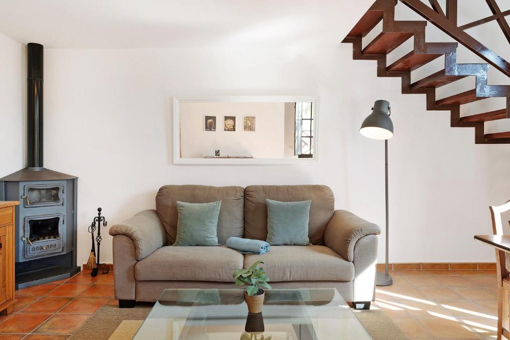 een woonkamer met een bank en een trap bij Finca Emblemática - Nº6 Timbayba in La Vegueta