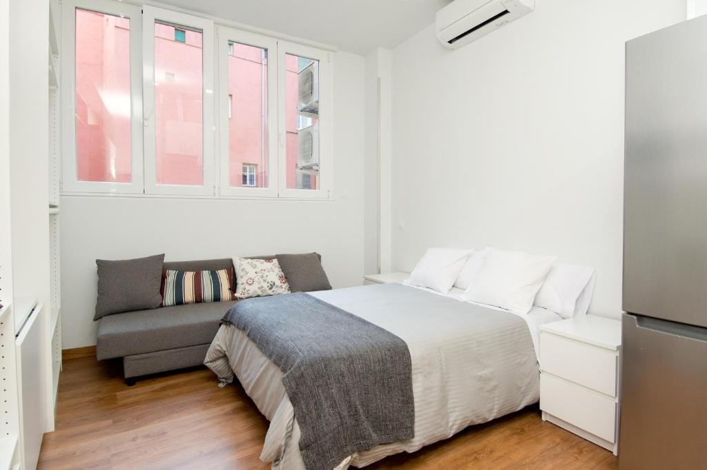 Postel nebo postele na pokoji v ubytování Apartments Center Madrid