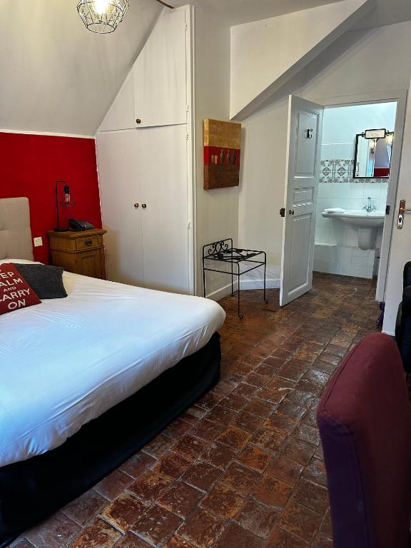 Postel nebo postele na pokoji v ubytování Hôtel les Grands Chênes