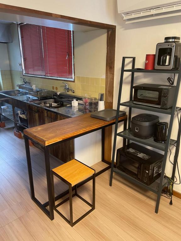 Kuchyň nebo kuchyňský kout v ubytování Hostel UND BASE 個室ゲストハウス 安堵 ホステルアンドベイス