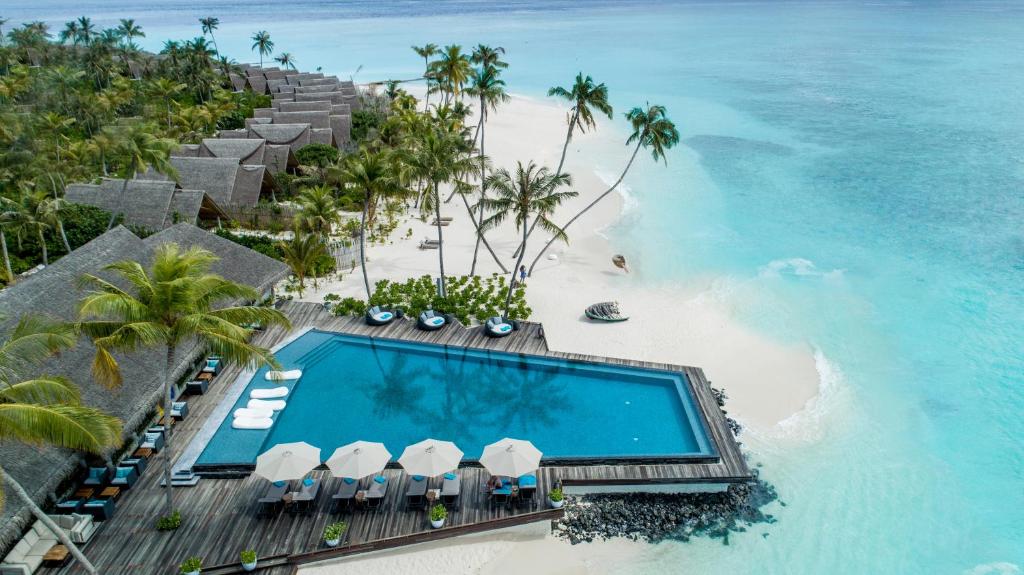 Bazén v ubytování Fushifaru Maldives with 50 percent off on sea plane roundtrip 04 nights & above nebo v jeho okolí