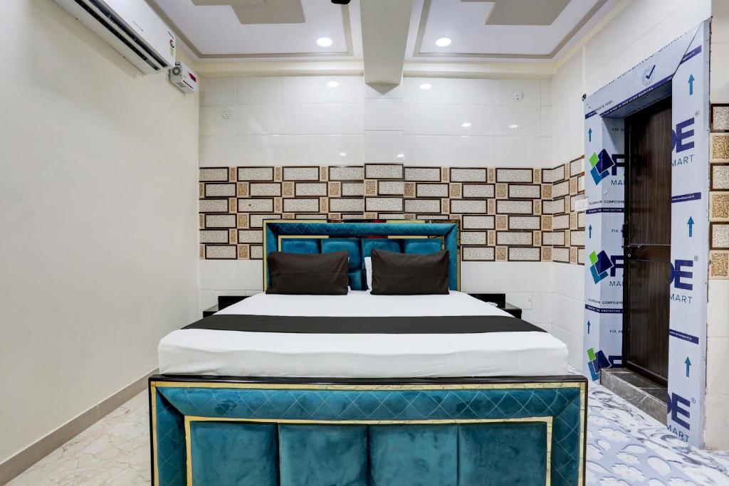 a bedroom with a blue bed in a room at OYO Flagship Hotel M. R Galaxy in Kānpur