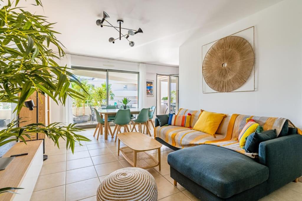 un salon avec un canapé et une table dans l'établissement Chez Viviane appartement parking/ Classé 4 *, à La Ciotat