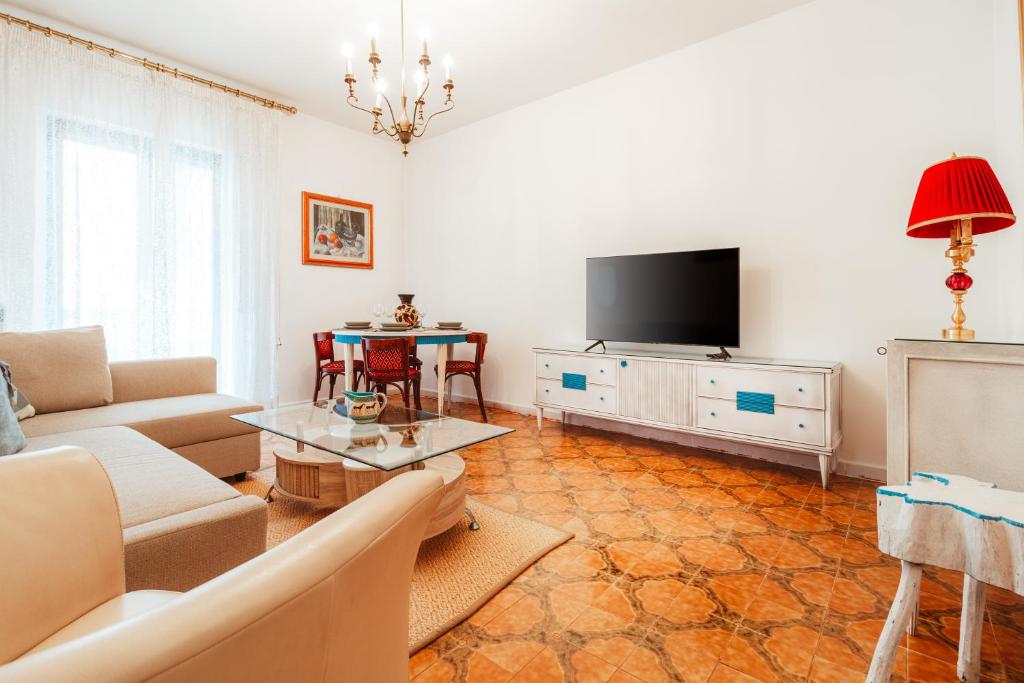 a living room with a couch and a tv at Center Apartament-Housea Travel in Polignano a Mare