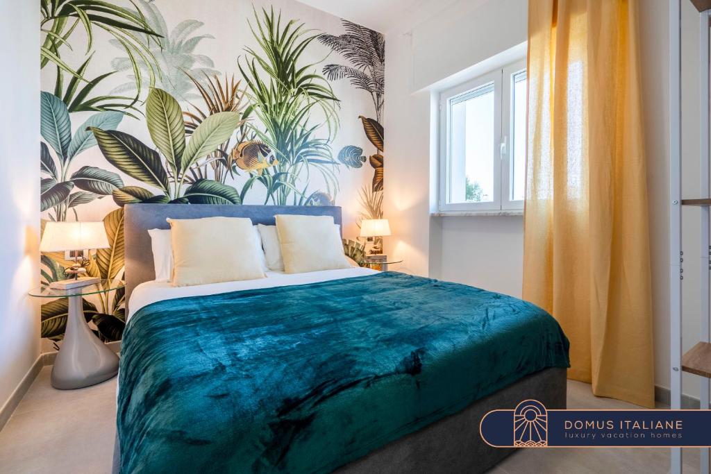 una camera da letto con un grande letto con una coperta blu di Villa del Mar-seaside modern living a Torre a Mare