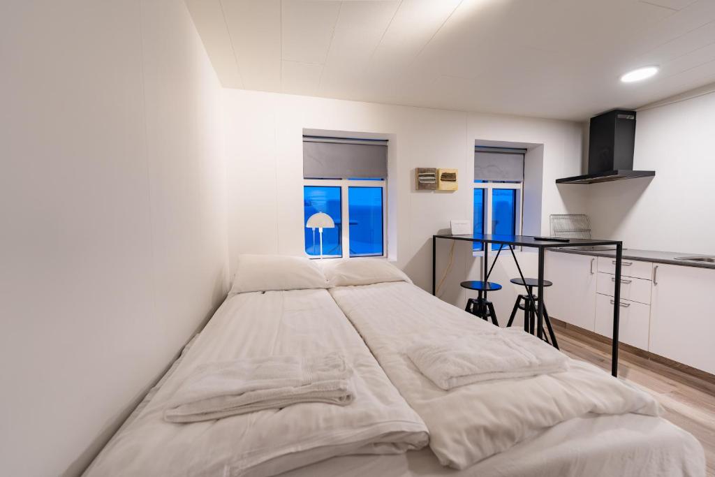 Postel nebo postele na pokoji v ubytování Day Dream Central Akureyri Basement Studio