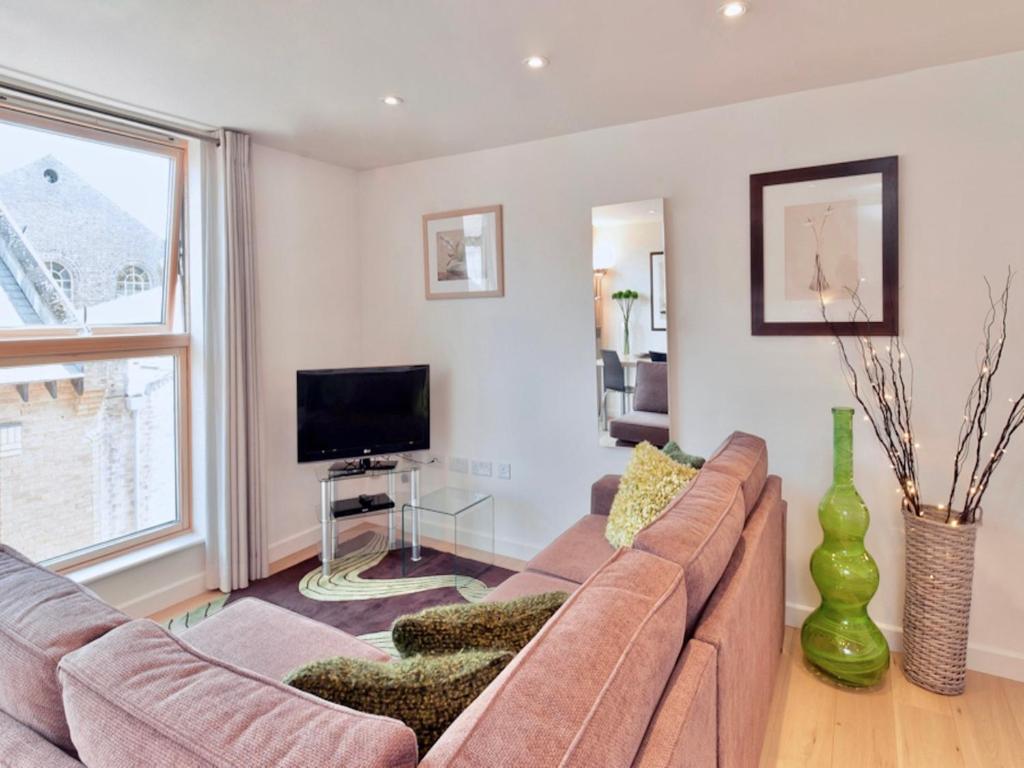 sala de estar con sofá y TV en Your Space Apartments - Cambridge Place, en Cambridge