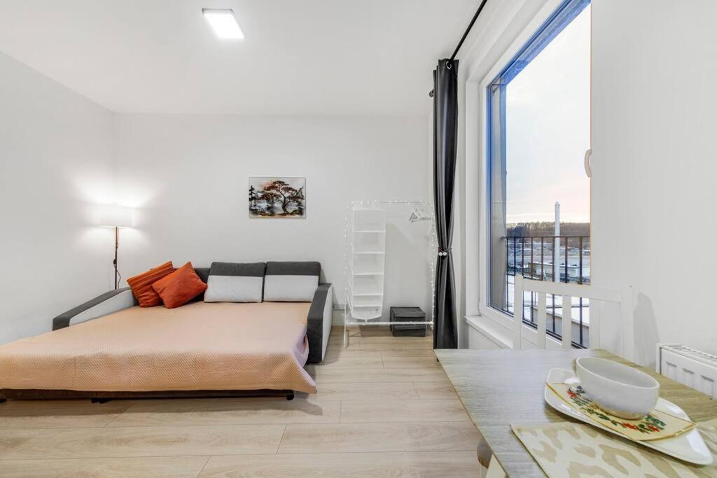 um quarto com uma cama e uma grande janela em Apartment in Prague N1 em Praga