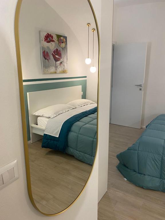 1 dormitorio con cama y espejo en La Borbona Ercolano en Ercolano