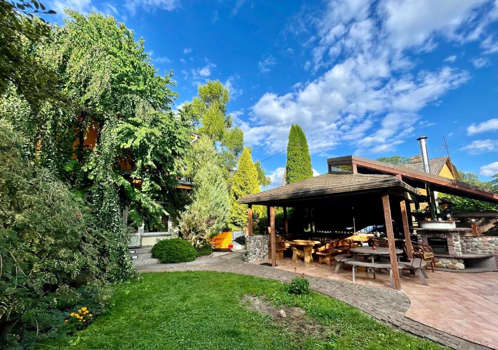 um pavilhão com uma mesa de piquenique num jardim em Dimanti em Ragaciems