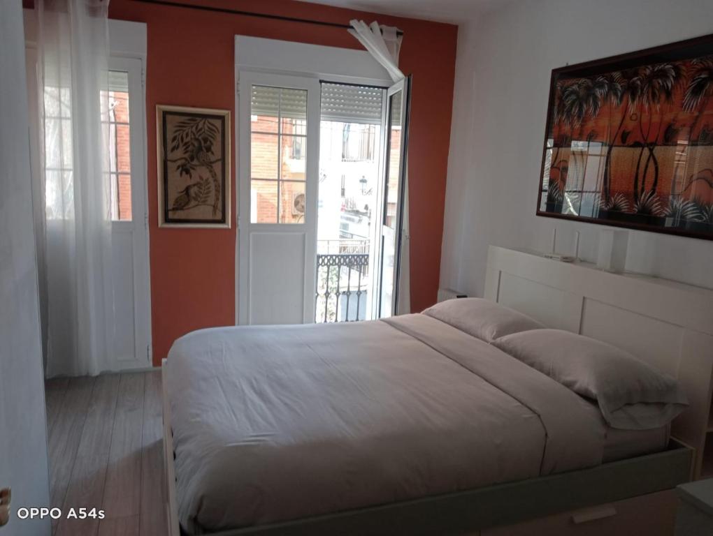 1 dormitorio con 1 cama grande frente a una puerta en Valencia Canyamelar Beach Apartments, en Valencia
