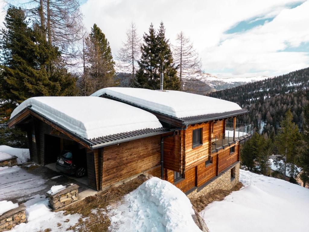 uma cabana com neve no telhado em Abrahamhütte em Kaiser