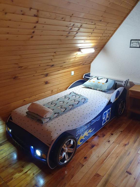 Ein Bett oder Betten in einem Zimmer der Unterkunft Sveti Pantelejmon Divčibare