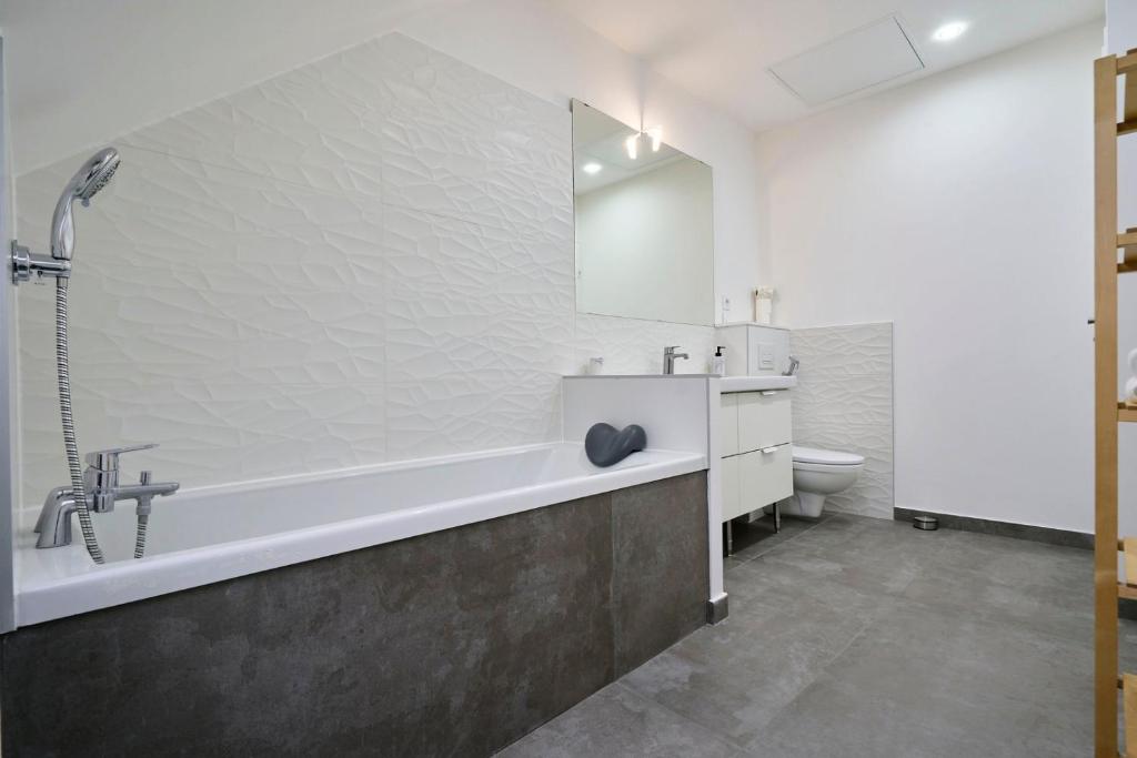 Salle de bains dans l&#39;&eacute;tablissement 3 bedroom apartment with balcony