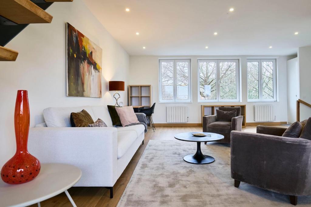 - un salon avec un canapé blanc et des chaises dans l&#39;établissement 3 bedroom apartment with balcony, à Marcq-en-Barœul