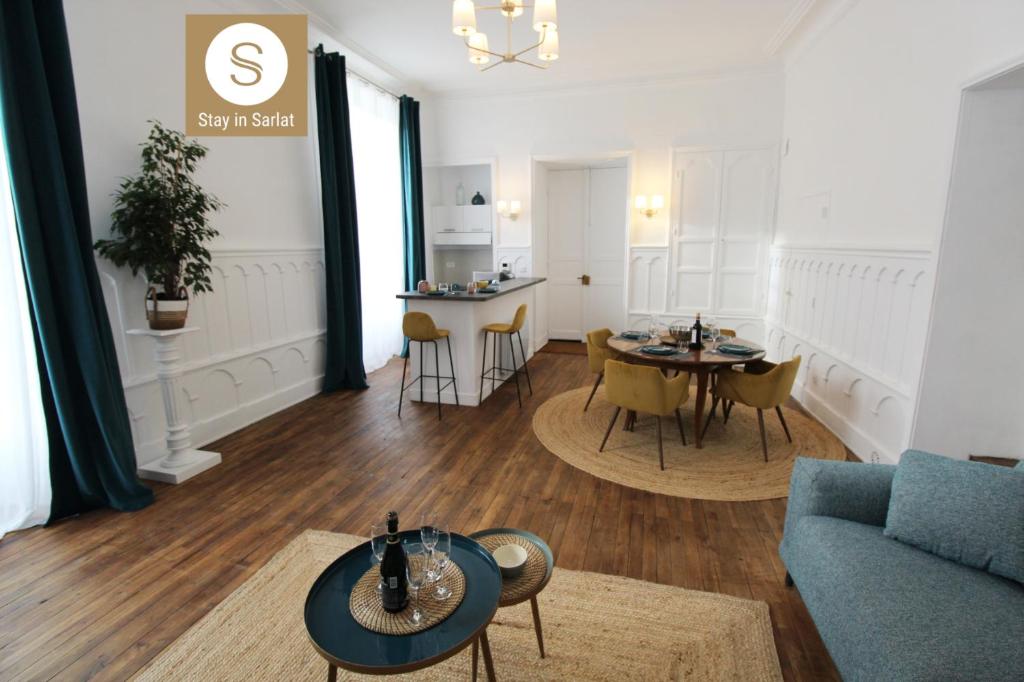 un salon avec un canapé et une table dans l'établissement Stay in Sarlat - Suite Sarlovèze, à Sarlat-la-Canéda