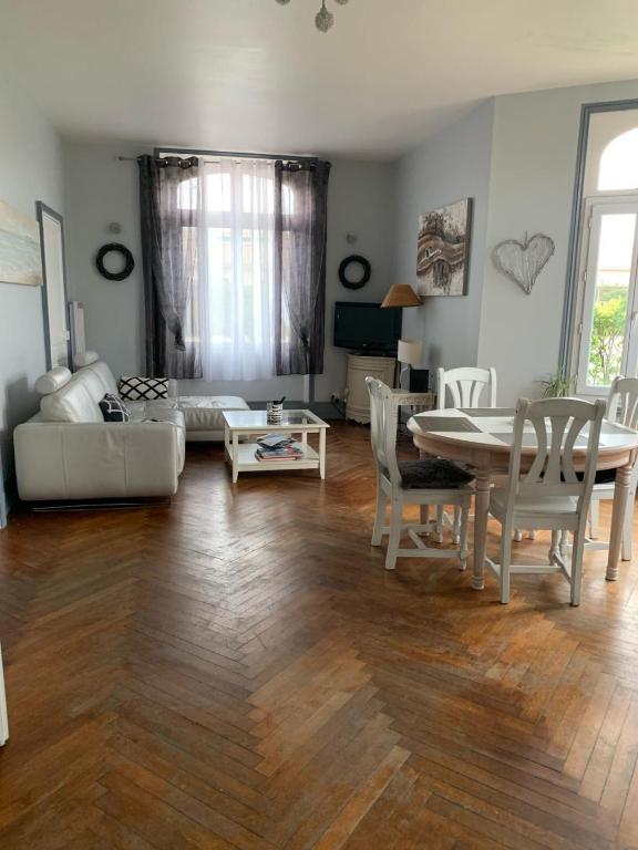 un salon avec une table et un canapé dans l'établissement L'Ermitage, à Pornic