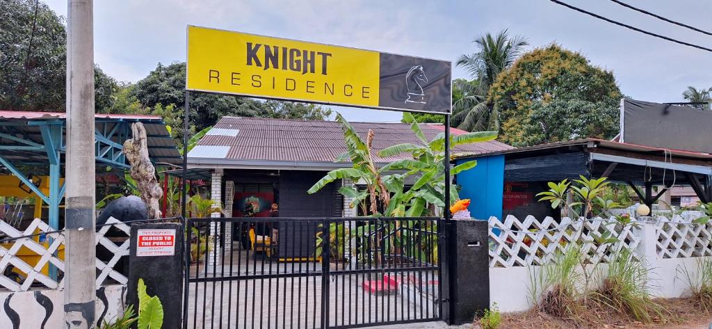 ein Schild, auf dem Ritterresidenz vor einem Haus steht in der Unterkunft Knight Residence in Pantai Cenang