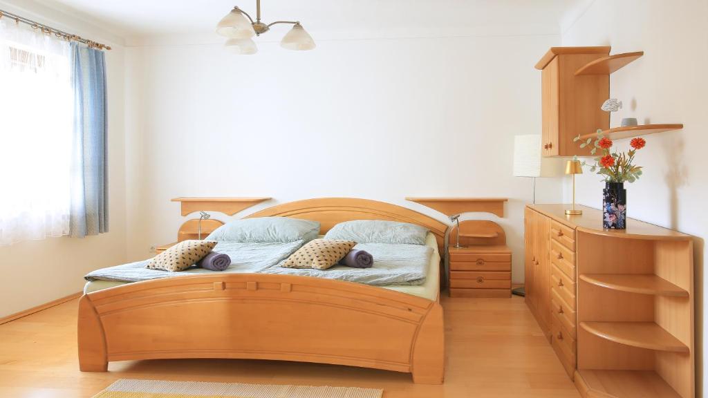 Postel nebo postele na pokoji v ubytování Zwei Schlafzimmer Ferienapartment Anna am Stubenbergsee inklusive vier E-Bikes