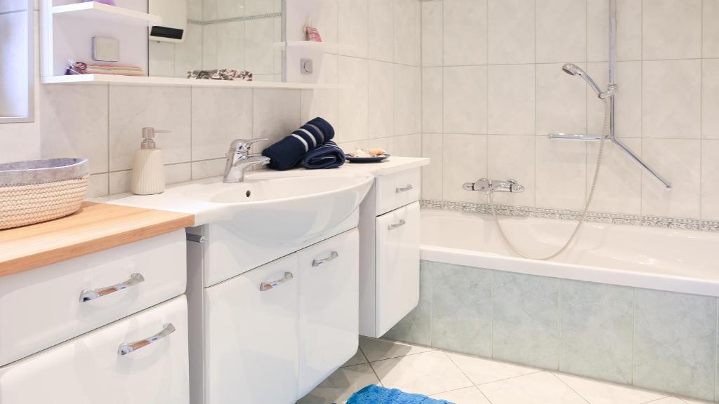 Koupelna v ubytování Zwei Schlafzimmer Ferienapartment Anna am Stubenbergsee inklusive vier E-Bikes