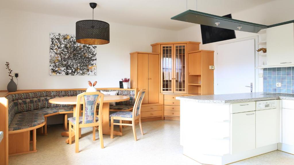Kuchyň nebo kuchyňský kout v ubytování Zwei Schlafzimmer Ferienapartment Anna am Stubenbergsee inklusive vier E-Bikes