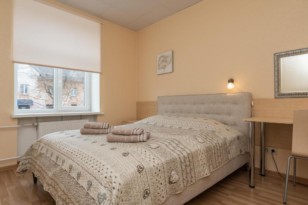 een slaapkamer met een bed met 2 kussens erop bij Virumaa Hostel in Kohtla-Järve