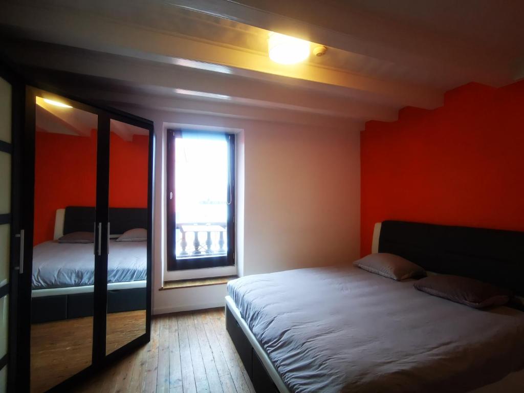1 dormitorio con 2 camas y ventana en Trentemoult : Charmante grande maison avec vue sur Loire 105 m2 en Rezé