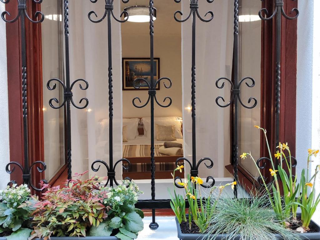 a room with a mirror and some plants at Apartment Castellina in Kaštela