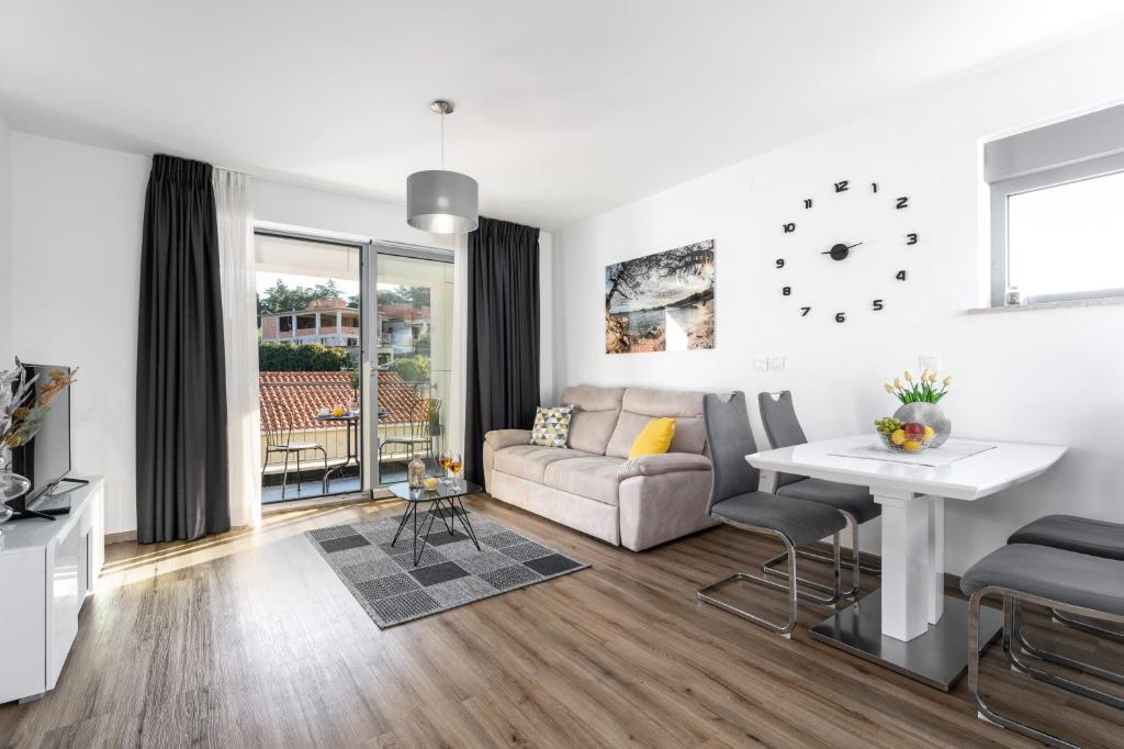 una sala de estar con un sofá y una mesa en Apartment Filip Premium, en Vrsar