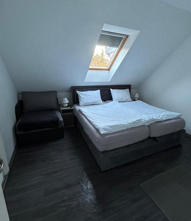 Posteľ alebo postele v izbe v ubytovaní Heni Apartment