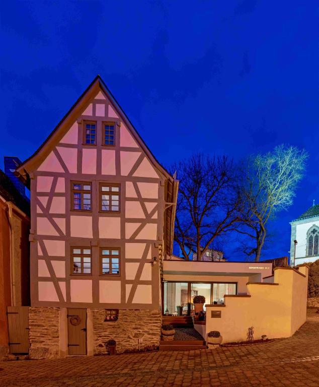 a house with a pink and white building at Wohnen im Denkmal in Niederbrechen