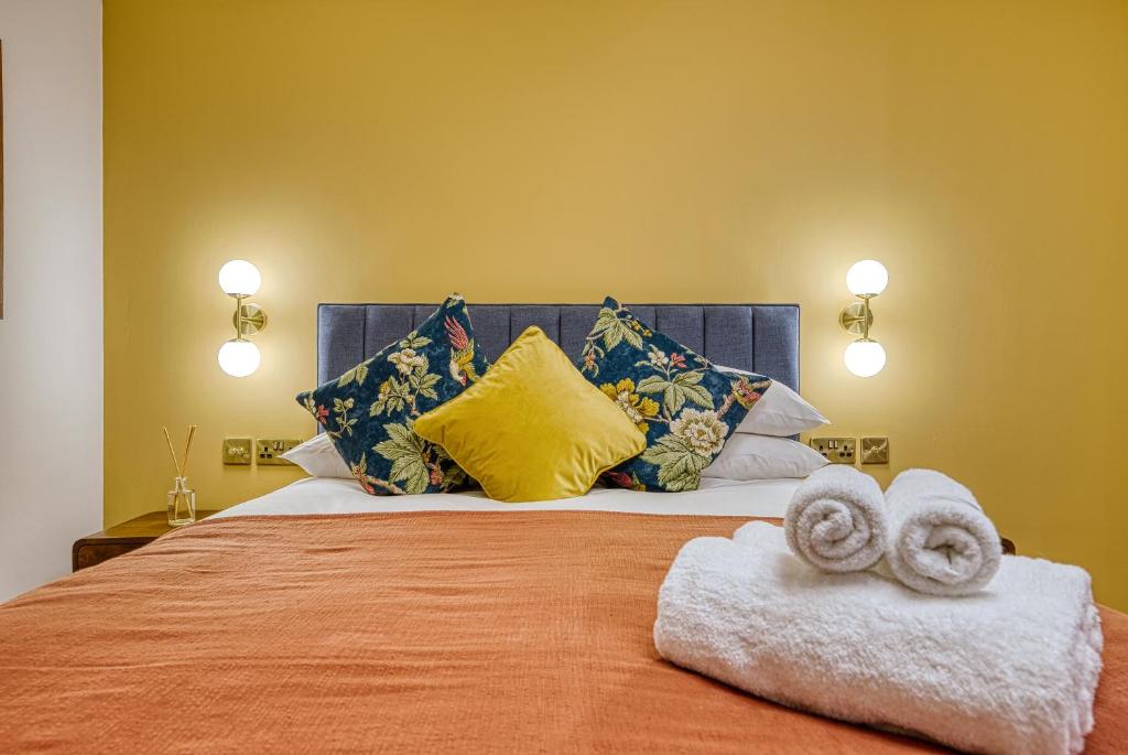 Postel nebo postele na pokoji v ubytování Haworth Heights - An AMAZING Aparthotel!