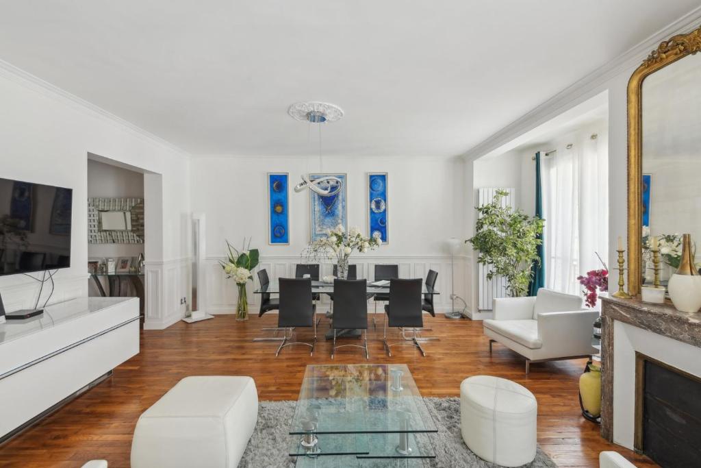 un salon avec une table et des chaises dans l'établissement Élégance parisienne près des Champs-Élysées, à Paris