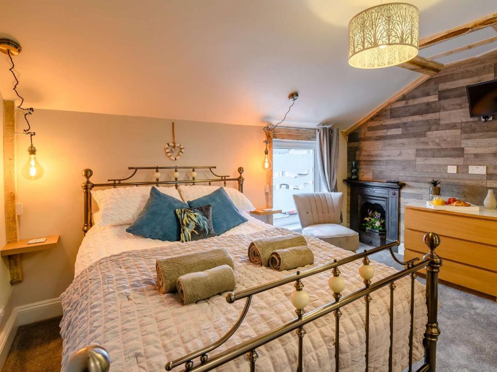 ein Schlafzimmer mit einem großen Bett mit blauen Kissen in der Unterkunft 1 Bed in Scarborough 90911 in Scarborough