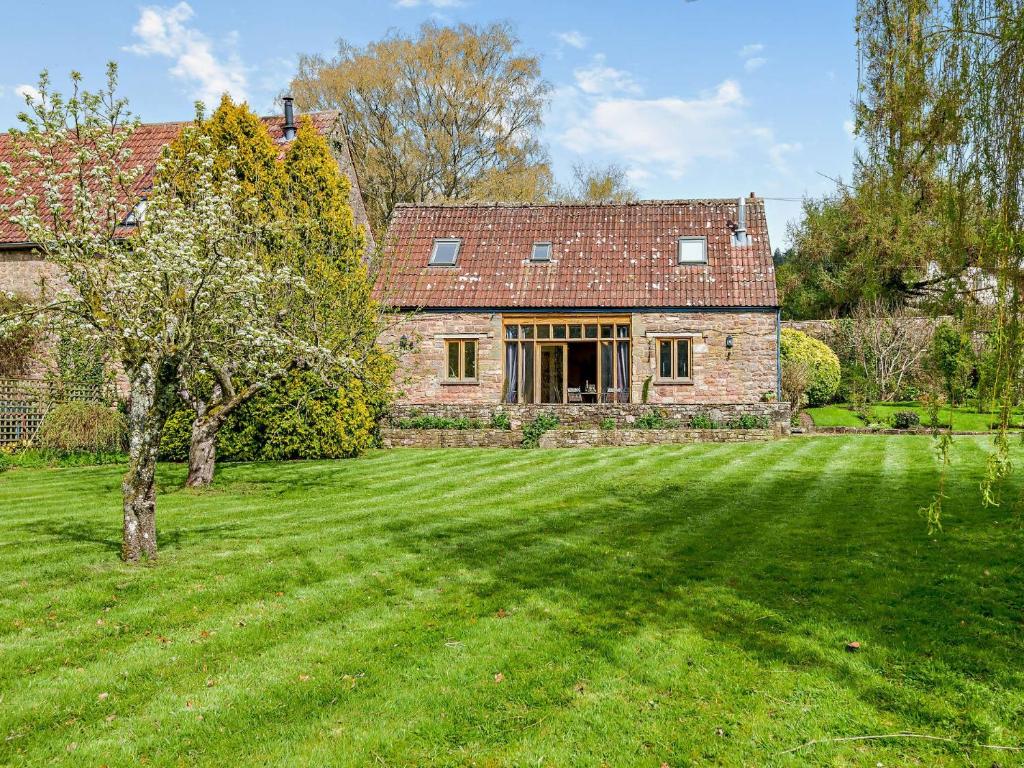 an old brick house with a green yard at 2 Bed in Newland 91848 in Newland