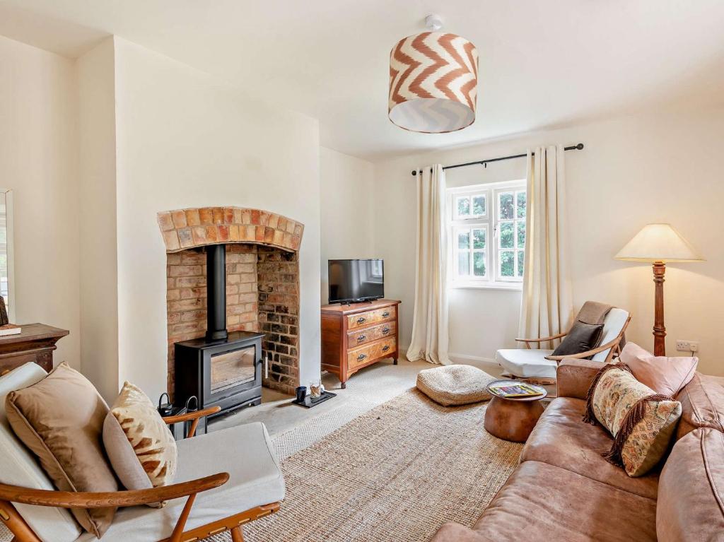 a living room with a couch and a fireplace at 2 Bed in Stoke Rochford 93039 in Stoke Rochford