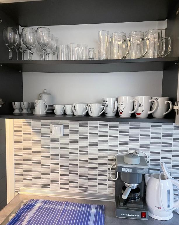 Príslušenstvo na prípravu kávy alebo čaju v ubytovaní Heni Apartment
