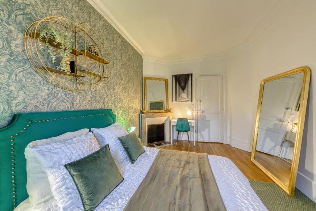 a bedroom with a green bed and a mirror at -L'émeraude de Louis XVI- Idéal pour Couple-Solo-Pro 8min de Paris-1min de la gare in Enghien-les-Bains
