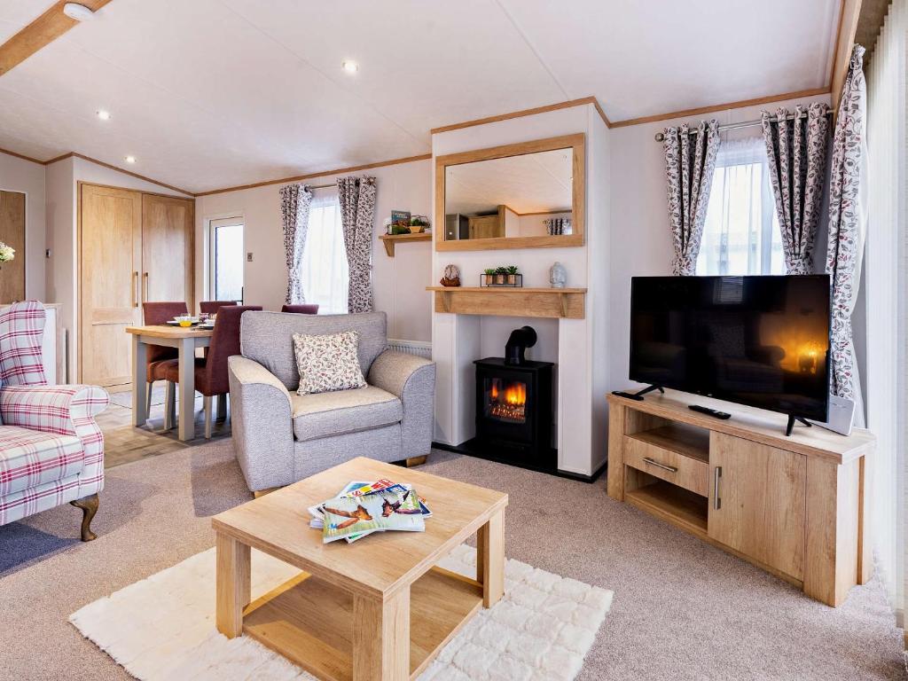 sala de estar con TV de pantalla plana y chimenea en 2 Bed in St Andrews 90764, en St Andrews