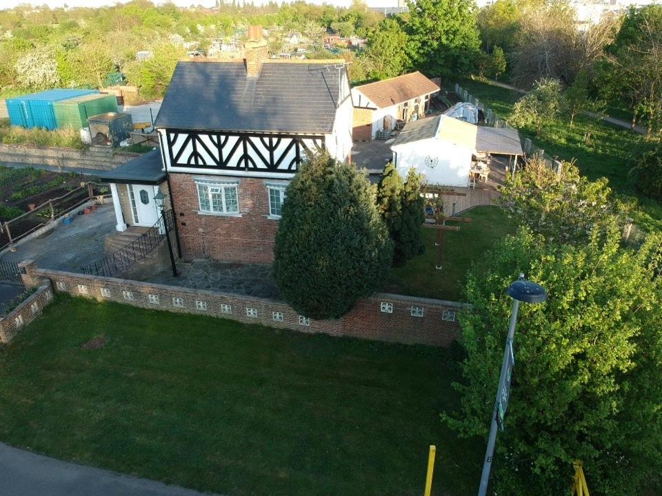 an aerial view of a house with a yard at Idyllic Cottage in Jubilee Park in London